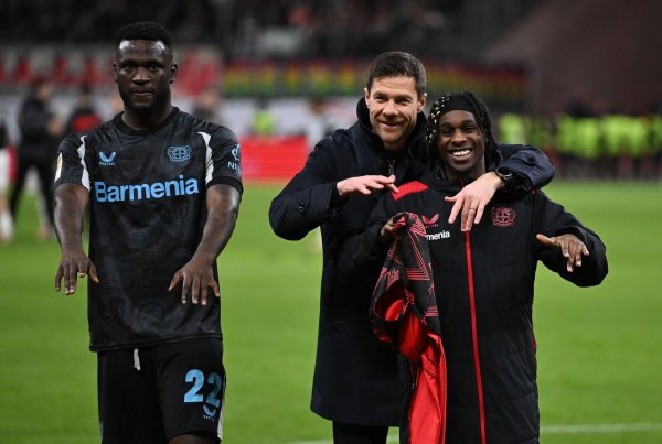 Leverkusens Stürmer Victor Boniface (l) zoffte beim Sieg gegen Eintracht Frankfurt mit Mitspieler Emiliano Buendía. - © Arne Dedert/dpa