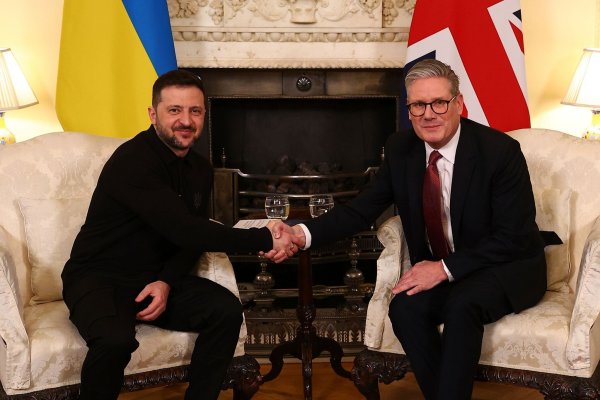 Von Keir Starmer (r) wurde Selenskyj herzlich emfpangen. - © Peter Nicholls/Pool Getty/AP/dpa