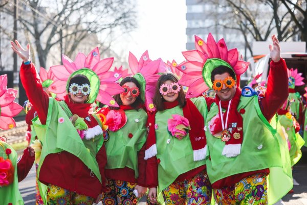 Einen Tag vor Rosenmontag ziehen traditionell die «Schull- und Veedelszöch» durch Köln. - © Oliver Berg/dpa
