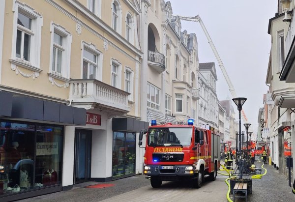 Ein Toter bei Brand in Mehrfamilienhaus in Bad Oeynhausen. - © Christian Müller/Cristian Müller/dpa