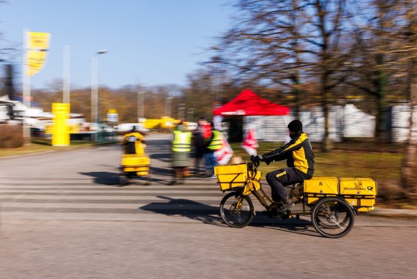 Die Deutsche Post will nach Warnstreiks liegengebliebene Sendungen rasch nachliefern. (Archivbild) - © Philipp von Ditfurth/dpa