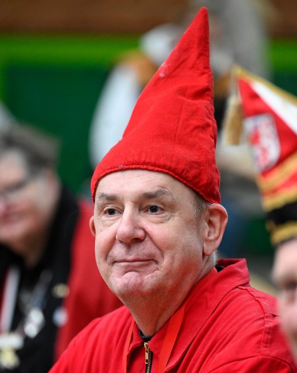 Zwei Mottowagen von Jacques Tilly für den Rosenmontagszug wurden schon vorab gezeigt. - © Roberto Pfeil/dpa