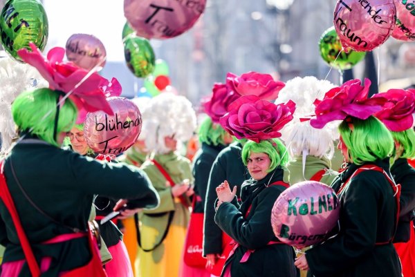 Einen Tag vor Rosenmontag ziehen traditionell die «Schull- und Veedelszöch» durch Köln. - © Oliver Berg/dpa