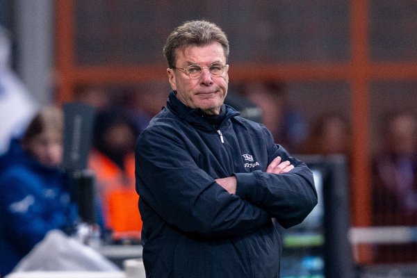Dieter Hecking hält das Urteil zugunsten seines VfL Bochum für gerecht. - © David Inderlied/dpa