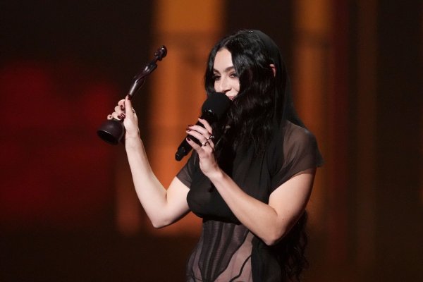 Charli XCX gewann bei den Brit Awards 2025 gleich fünf Preise. - © Scott A Garfitt/Invision/AP/dpa