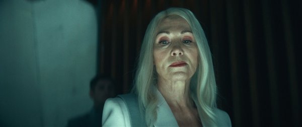 Sophie Theissen (Iris Berben) macht Geschäfte mit Lebensjahren. - © Netflix/dpa