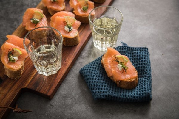 Natürlich passt zu Ciabatta- oder Baguettescheiben mit Räucherlachs auch Weißwein. Aber noch besser ist ein nicht zu trockener Riesling-Sekt als schöner Kontrast zum fettreichen und salzigen Fisch. - © Christin Klose/dpa Themendienst/dpa-tmn