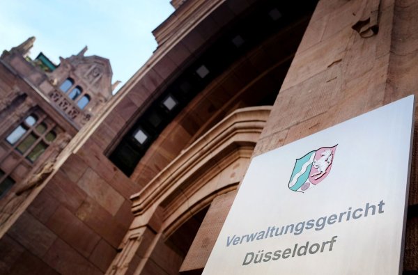 Der Eingang des Verwaltungsgerichtes Düsseldorf. - © Martin Gerten/dpa