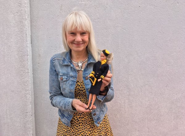 Bettina Dorfmann mit einer Barbie. - © Rebecca Krizak/dpa/Archivbild