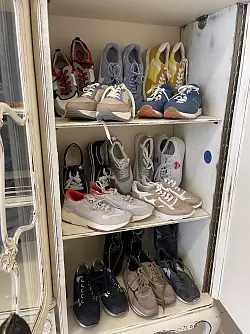 Zeigt her Eure Schuhe: In der "Schatztruhe" gibt es eine große Auswahl zum kleinen Preis. - © Silke Buhrmester