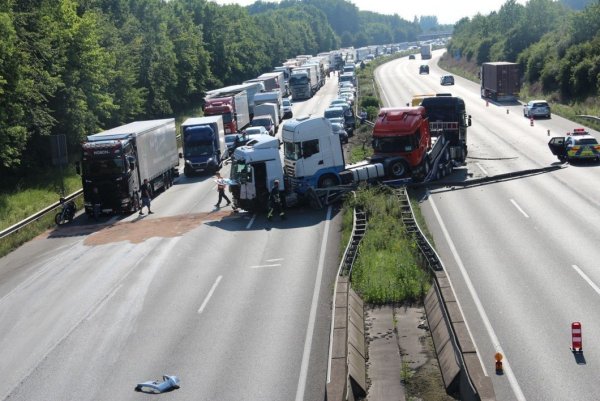 Der mit Zugmaschinen beladene Lkw hat die Leitplanke durchbrochen. - © Gisela Schwarze