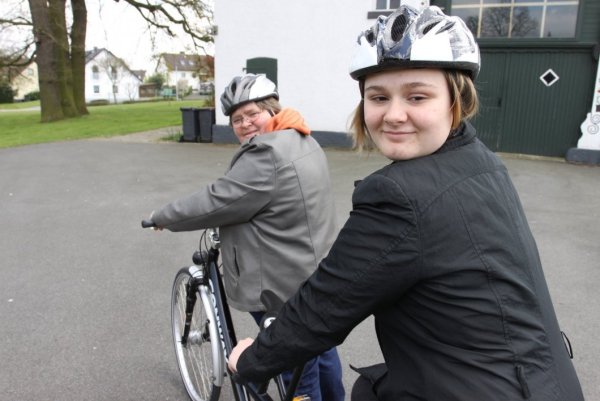 Zweirad mit Steuerfrau: Die blinde Miriam (16) sitzt hinten, Mutter Gabriele Riedl vorn auf dem Tandem, das die Löhner Lions der Familie zurVerfügung gestellt haben. - © Ulf Hanke