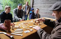 Lennart (v.l.) und Dirk Kessemeyer, G&ouml;rg Baus und Uwe und Jonas Schulte lauschen den Erkl&auml;rungen von S&ouml;hnke Raimann. - &copy; FOTO:SYBILLE KEMNA