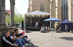 Er erkl&auml;rt auf dem fast leeren Neuen Markt, dass kein Promi kommen wird. - &copy; FOTO: J. L&Uuml;DEKING