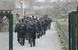 Beamte der Bielefelder Einsatzhundertschaft auf dem Gel&auml;nde des Kleingartenvereins Friedenstal. Mit der Durchsuchung hatten die Polizisten schon Montagabend begonnen, sie dann aber abgebrochen. Polizeisprecher Michael Albrecht skizzierte nur schemenhaft, weshalb die Beamten gerade dort suchten. - &copy; FOTO: FRANK-MICHAEL KIEL-STEINKAMP