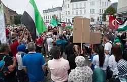 Elias B. (Mitte) sprach vor dem Hauptbahnhof zu den Demonstranten. W&auml;hrend des Protestzuges &auml;u&szlig;erte er sich nicht antisemitisch. - &copy; FOTO: CHRISTIAN MATHIESEN