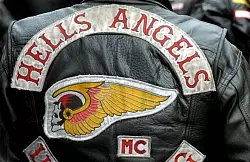 Der Chef der t&uuml;rkischen Hells Angels Bielefeld musste sich gestern vor dem Amtsgericht verantworten. Aus Sicherheitsgr&uuml;nden sa&szlig;en zwei zus&auml;tzliche Wachtmeister im Gericht, es blieb aber alles ruhig. Eine Rockerkutte wie diese trug der 25-J&auml;hrige dort nicht. - &copy; FOTO: DPA