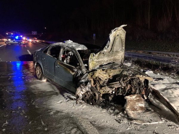 Bei einem Verkehrsunfall in Bielefeld ist ein Audi in Flammen aufgegangen. Drei Beteiligte wurden schwer verletzt. - © Barbara Franke
