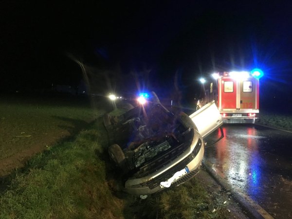Der Fahrer des Fahrzeugs konnte jedoch ohne eine
technische Rettung der Feuerwehr aus dem Fahrzeug befreit und vom
Rettungsdienst versorgt werden. - © Feuerwehr Lage