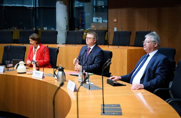 Der Inhalt der Sitzungen des Parlamentarischen Kontrollgremiums ist geheim. Doch einmal pro Jahr antwortet das Spitzenpersonal von MAD, BND und Verfassungsschutz in öffentlicher Sitzung auf die Fragen der Abgeordneten, die Mitglieder des Gremiums sind. - © Bernd von Jutrczenka/dpa