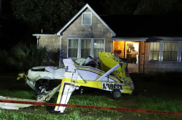 Die Cessna stürzte in den Vorgarten - © Richard Burkhart/Savannah Morning News/AP