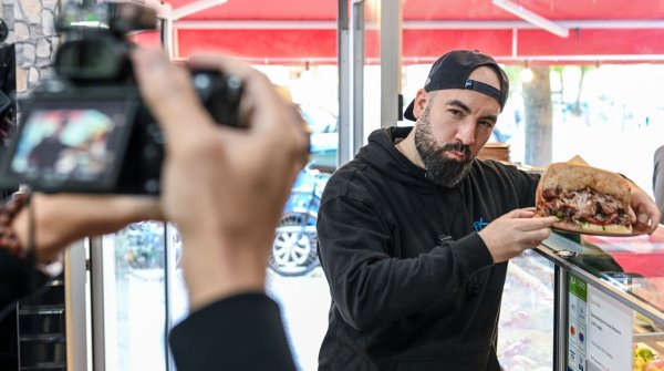 Der Berliner Youtuber Can F. Kennedy testet alle Dönerläden an U-Bahnhöfen. - © Jens Kalaene/dpa