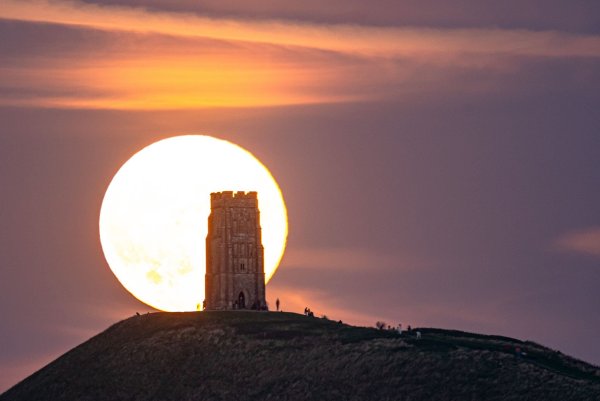 Der Supermond im September 2024. Im Oktober erscheint er wieder sehr nah. - © Ben Birchall/PA Wire/dpa