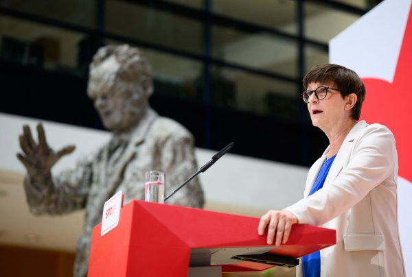 Die SPD will laut Saskia Esken konkrete Steuerberechnungen im «Regierungsprogramm» vorlegen. - © Bernd von Jutrczenka/dpa
