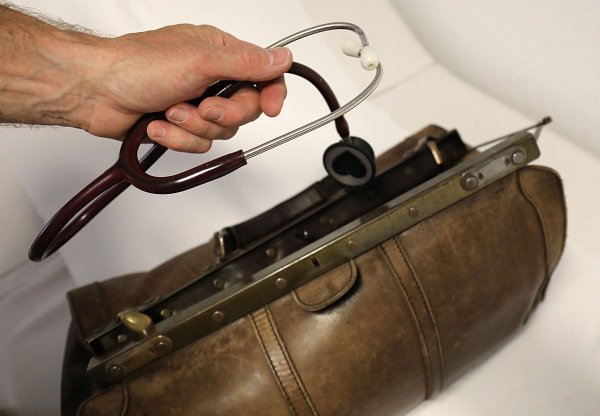 Eine flächendeckende Versorgung mit Hausärzten wird vor allem im ländlichen 
Raum immer problematischer. Mit Millionen-Einsatz fördert Nordrhein-Westfalen Niederlassungen und Anstellungen. (Symbolbild) - © Oliver Berg/dpa