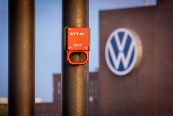VW hat angekündigt, seinen Sparkurs notgedrungen zu verschärfen. (Archivbild) - © Moritz Frankenberg/dpa