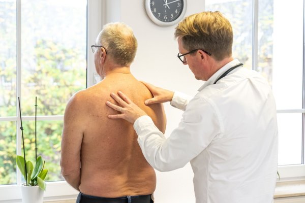 Immer Rücken? Wer nachweislich durch seine Arbeit erkrankt, kann auf Anerkennung einer Berufskrankheit hoffen. - © Benjamin Nolte/dpa-tmn