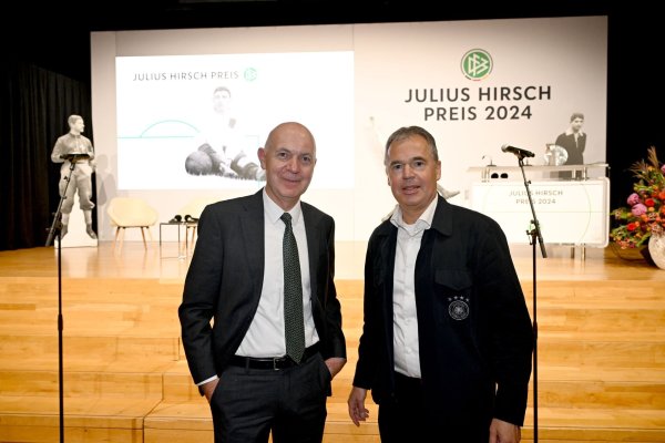 Die DFB-Spitze mit Präsident Neuendorf (l.) und Geschäftsführer Rettig ist überaus zufrieden mit dem Bundestrainer. - © Felix Hörhager/dpa