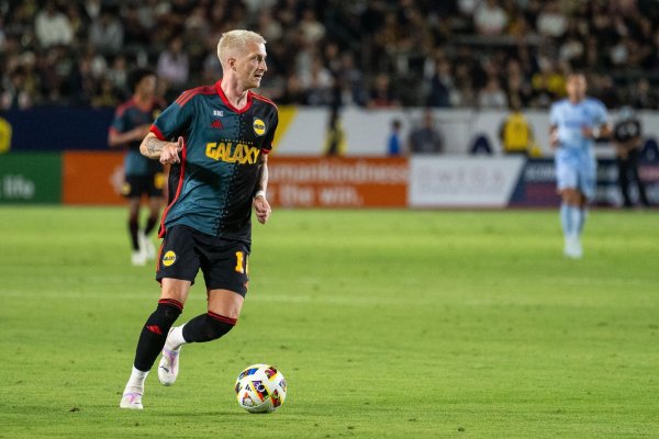 Der deutsche Fußball-Star genießt das Privatleben in Los Angeles. In der US-Metropole sei er nur ein «kleiner Fisch» - © Maximilian Haupt/dpa