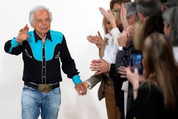 Designer Ralph Lauren wird 85 Jahre alt. (Archivbild) - © Charles Sykes/Invision via AP/dpa