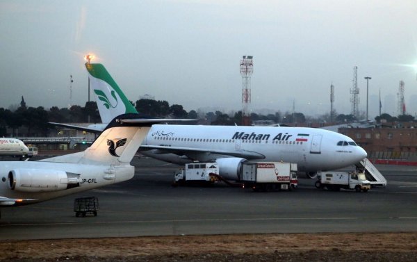 Dürfen künftig nicht mehr in die EU fliegen: Passagierflugzeuge der iranischen Fluggesellschaft Mahan Air. (Archivbild) - © Abedin Taherkenareh/EPA/dpa
