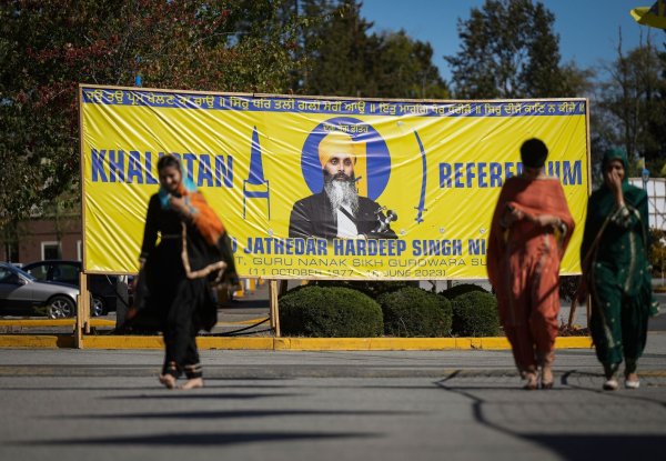 Ein Transparent zeigt das Foto des Sikh-Aktivisten Hardeep Singh Nijjar (Foto Archiv) - © DARRYL DYCK/The Canadian Press/AP/dpa