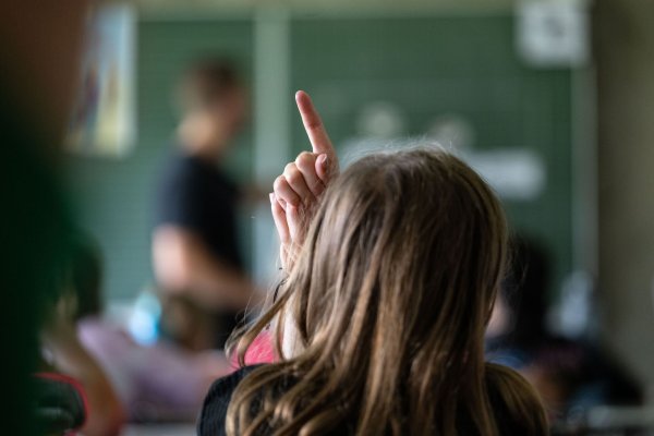 Ab dem Schuljahr 2026/2027 gibt es einen Rechtsanspruch auf Ganztagsbetreuung in der Grundschule. (Archivfoto) - © Marijan Murat/dpa