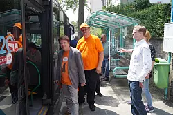 Bereit zum Einstieg: Geht es nach Oliver Bayer, Harald Franz, Simon Welslau und Mirjam Sturmann-Püttcher (verdeckt, von links), werden die Bad Salzufler Haltstellen in Zukunft häufiger angesteuert. - © Jan Christian Pinsch