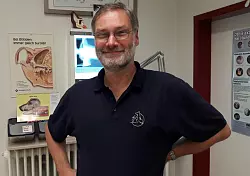 Tierarzt Dr. Heymann im Behandlungszimmer seiner Praxis in Leopoldsh&ouml;he. - &copy; Kirsten Fuhrmann