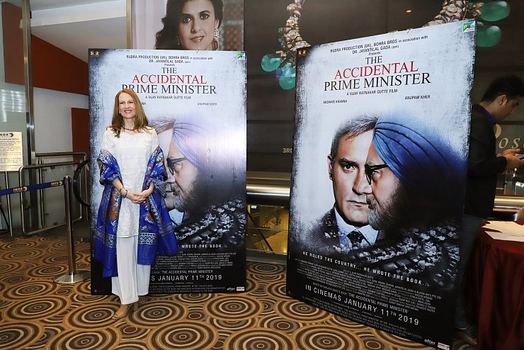 Suzanne Bernert vor den Filmplakaten von "The Accidential Prime Minister". Darin spielt sie Sonia Gandhi. - © Rahul Sharma Photography