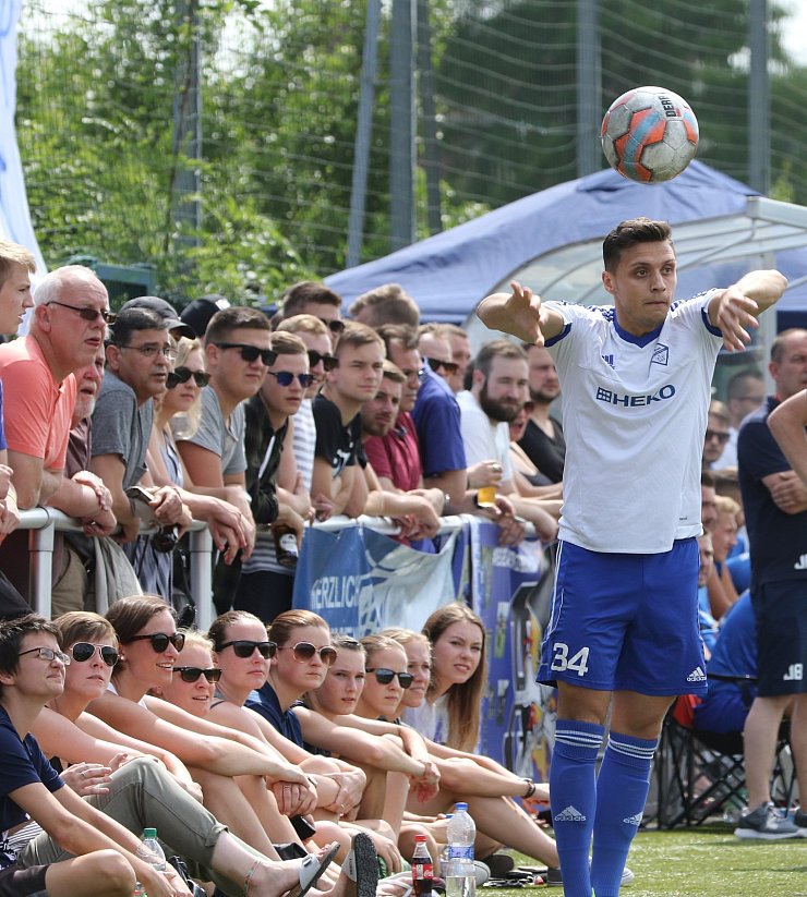 Die Blicke richten sich auf den Pokal: Edgard Müller und der SC Bad Salzuflen spielen heute gegen den SC Roland. - © Oliver König