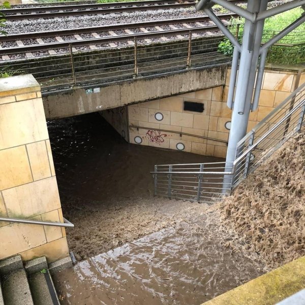 An der Straße "Auf der Klus" ist der Schledenbach über das Ufer getreten und in eine Fußgängerunterführung geflossen. - © Feuerwehr Lügde