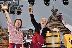 "O'zapft ist!": Mit nur zwei Schlägen hat Oberst Fritz Köster (rechts) das Fass angestochen und prostet mehr als 3.600 Gästen zusammen mit Cheforganisator Peter Lüssem (links) zu. 



Fesch im Dirndl: (von links) Sandra Hülsmann, Nicole Koch, Tanja Rehme-Ulber und Frauke Thoren feiern kräftig mit. - © Fotos: Watermann