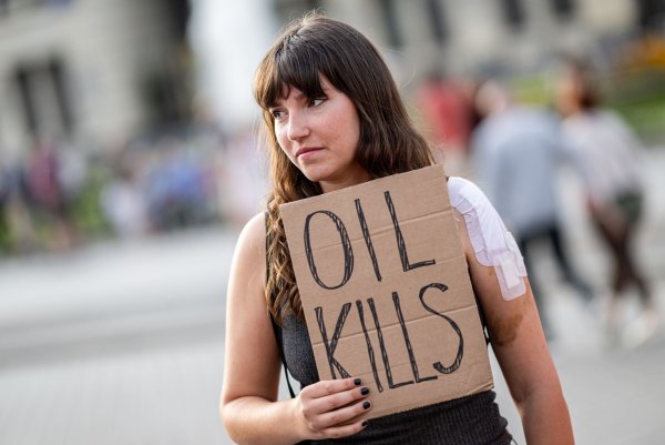 Carla Hinrichs erklärt das Ende der Letzten Generation unter diesem Namen (Archivbild) - © Fabian Sommer/dpa