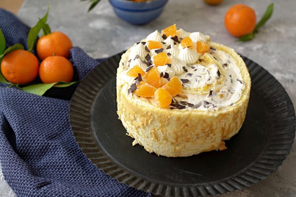 Mit ihrem gewickelten Biskuitboden und cremig-fruchtiger Füllung macht sich diese Torte auf jeder festlichen Kaffeetafel gut. - © Mareike Pucka/biskuitwerkstatt.de/dpa-tmn
