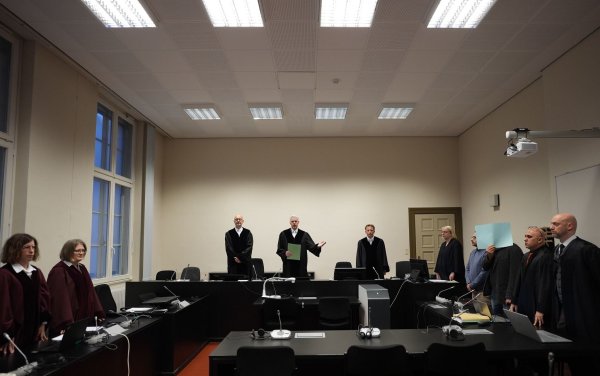 Der Angeklagte hat nach Feststellung des Gerichts als Milizenchef Zivilisten in Damaskus misshandelt und zu Zwangsarbeit gezwungen. - © Marcus Brandt/Pool dpa/dpa