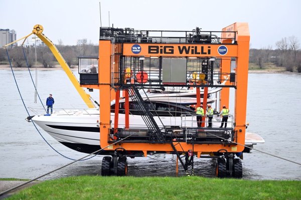 Der Schiffskran «Big Willi» hat die ersten Boote für die Wassersportmesse «Boot» aus dem Rhein gehoben. - © Federico Gambarini/dpa