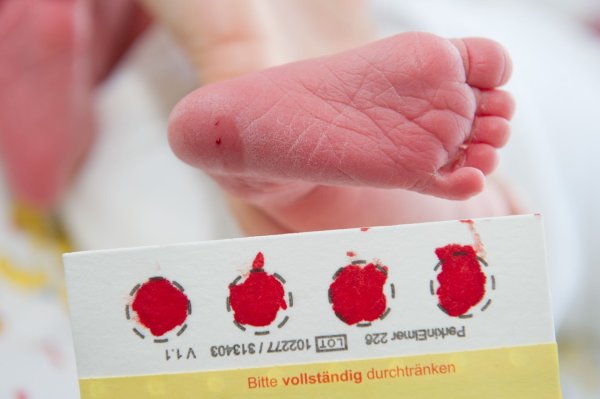 Ein Bluttropfen vom Fuß eines Babys genügt, um viele Krankheit zu erkennen. (Archivbild) - © picture alliance / Stefan Sauer/dpa-Zentralbild/dpa