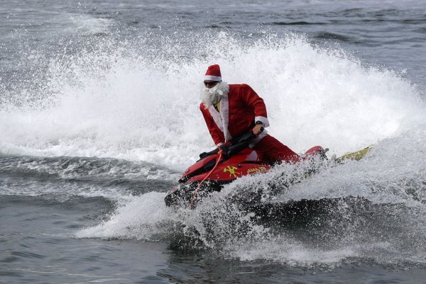 Der als Nikolaus verkleidete Feuerwehrmann ist Rettungsschwimmer (Foto aktuell). - © Bruna Prado/AP Photo/dpa