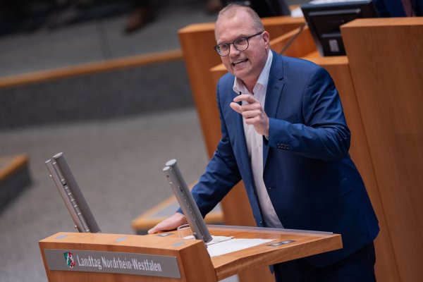 Gut zwei Monate vor der vorgezogenen Bundestagswahl hat der SPD-Oppositionsführer im nordrhein-westfälischen Landtag, Jochen Ott, der CDU soziale Spaltung der Gesellschaft vorgeworfen. - © Rolf Vennenbernd/dpa